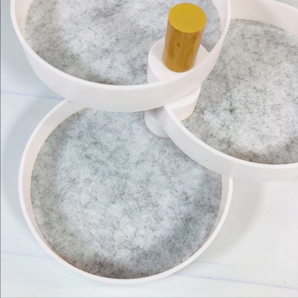 The 2BANDITS Tiered Catchall Plastic Tray. - Picture 5 of 9